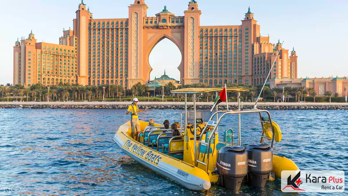 قایق سواری تفریحی در کنار خانواده برای داشتن یک روز فوق العاده در دبی