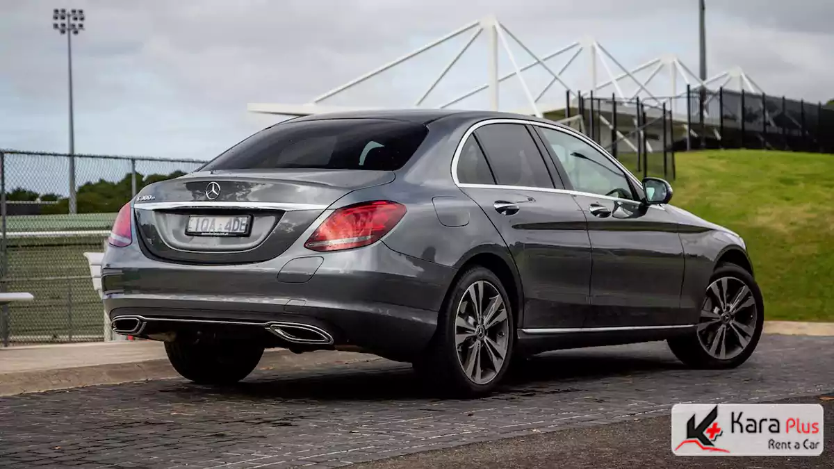 نمایی از عقب benz c300، طراحی شیک و ساده